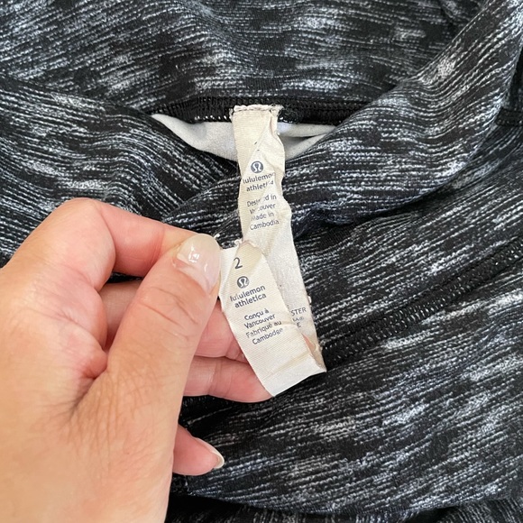 Lululemon crop leggings size 2 - Picture 3 of 4